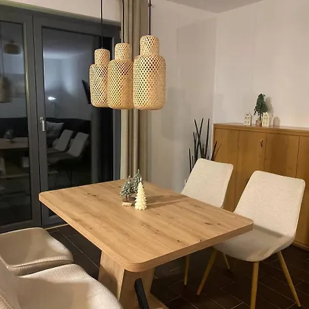 Gemuetliche Mit Sonnenterrasse דירה שליץ